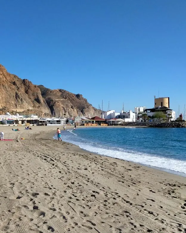 Playa de Aguadulce junto al puerto deportivo