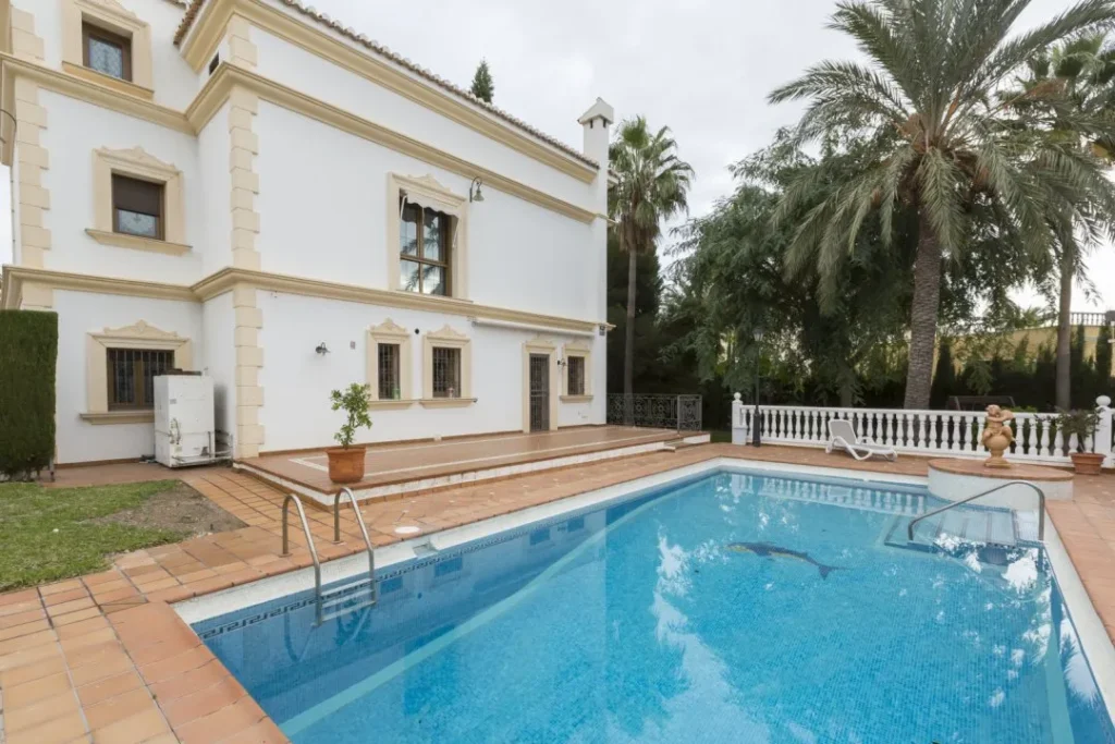 Fachada del chalet y piscina privada