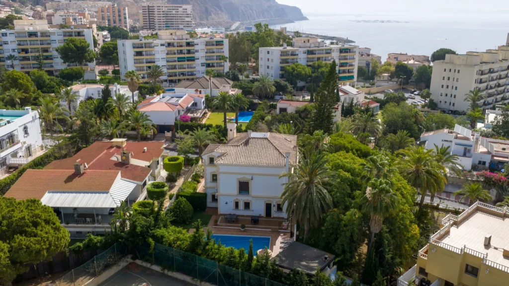 Panorámica aérea de Aguadulce Sur hacia el mar