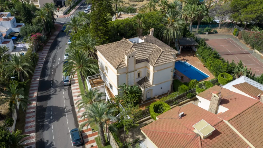 Vista aérea del chalet con su piscina privada