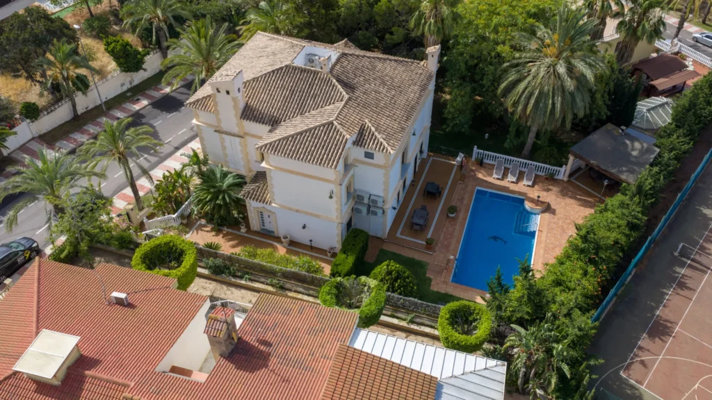 Chalet y piscina vistos desde el aire