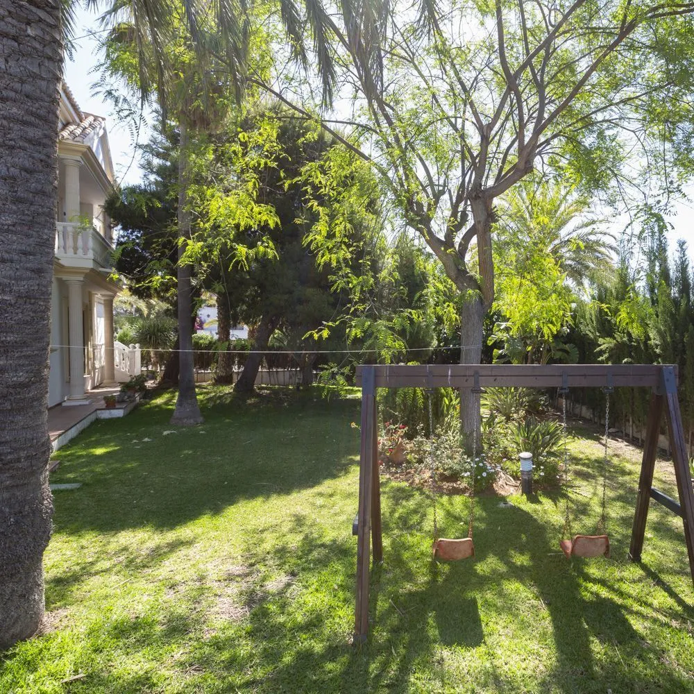 Jardín arbolado del chalet en Aguadulce Sur