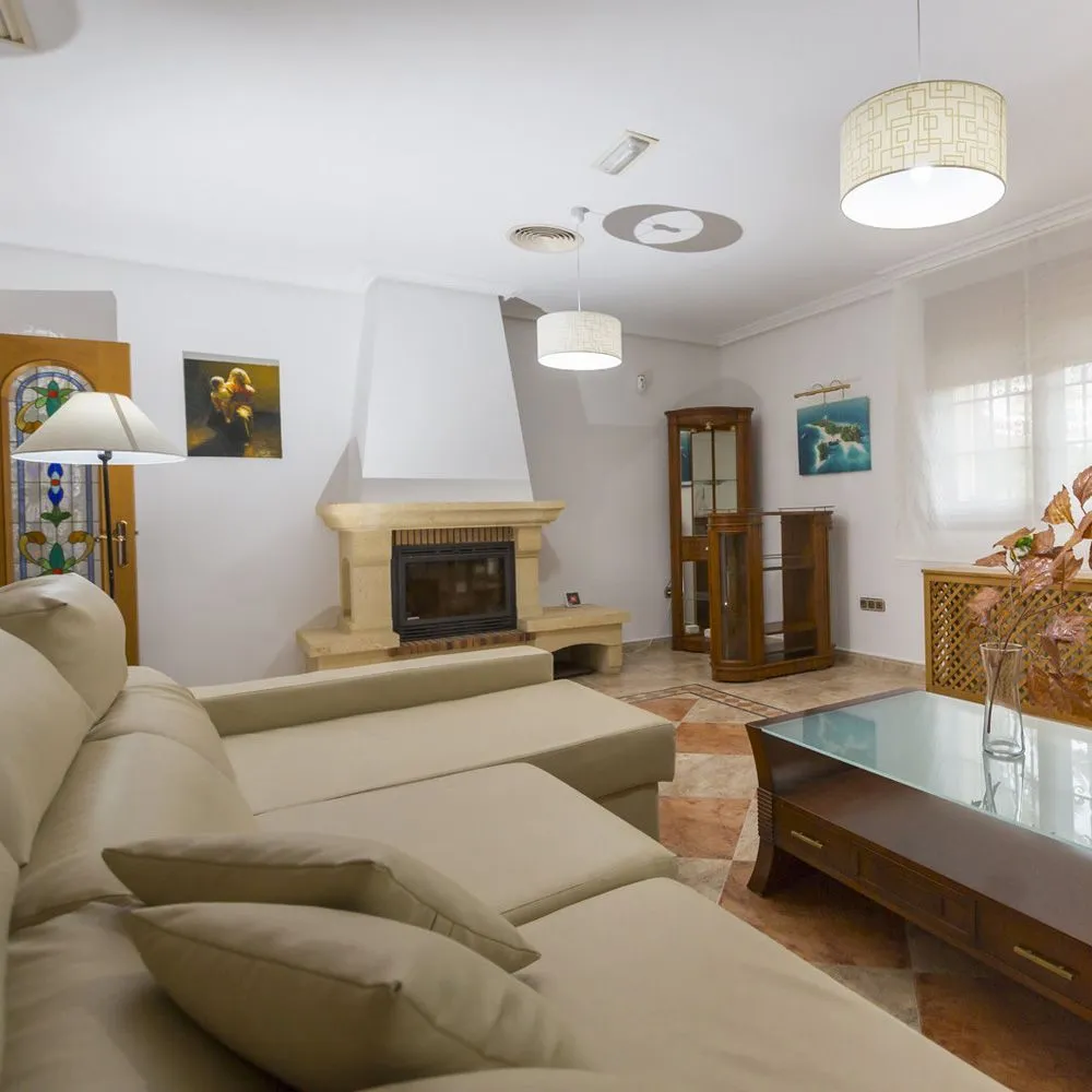 Salón con chimenea de leña